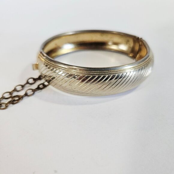 Vintage Gold Tone Textured Hinged Clamp Chunky Bangle Bracelet With Safety Chain - Picture 2 of 9